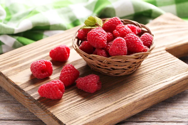 Red raspberries on cutting board — Stock Photo, Image