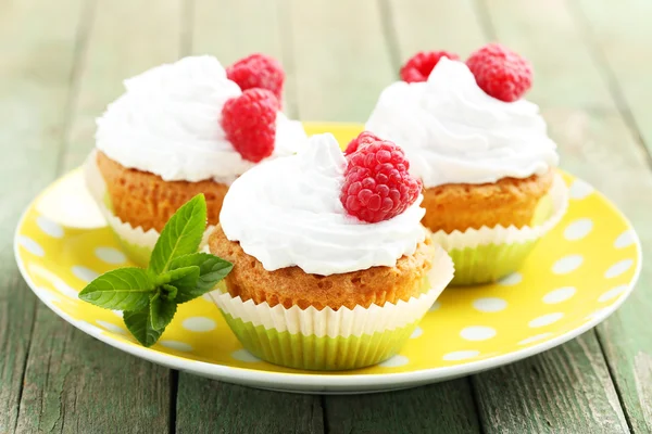 Raspberry cupcakes op plaat — Stockfoto