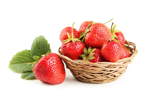 Erdbeeren im Korb isoliert auf einem weißen — Stockfoto
