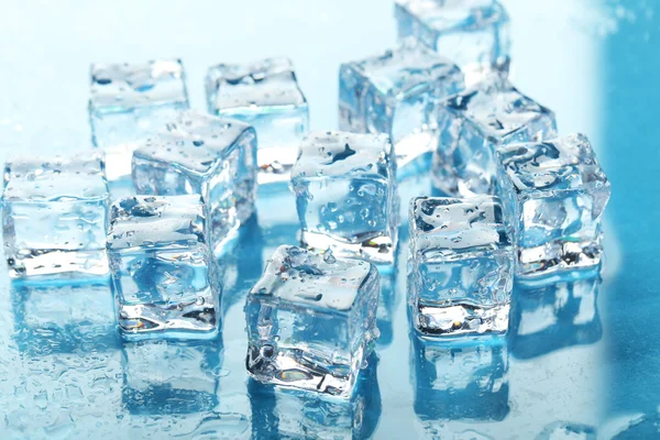 Cubos de gelo em fundo azul — Fotografia de Stock