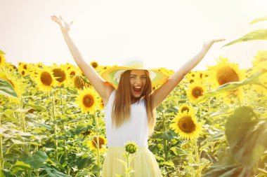 Ayçiçeği alanındaki şapkalı güzel kız