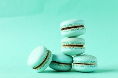 Lezzetli macarons yeşil kağıt arka plan üzerinde