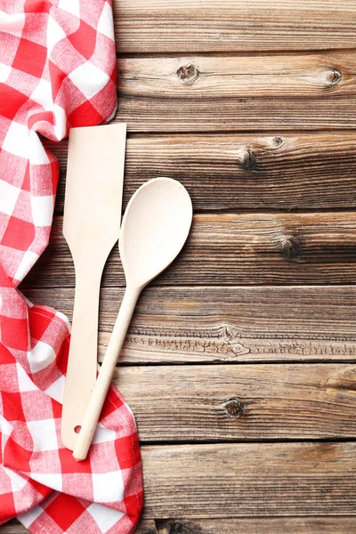 Tavolo con cucchiaio e tovagliolo in legno — Foto Stock