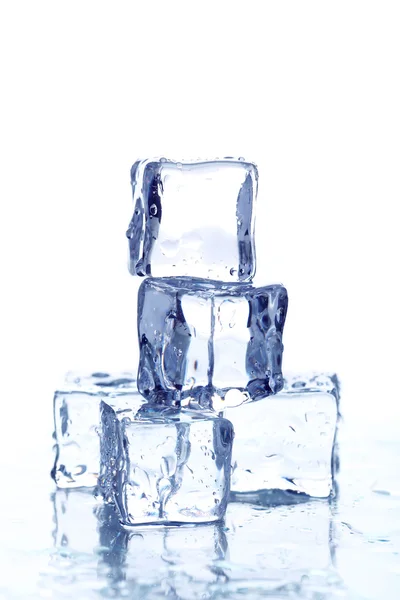 Cubos de hielo sobre fondo blanco —  Fotos de Stock