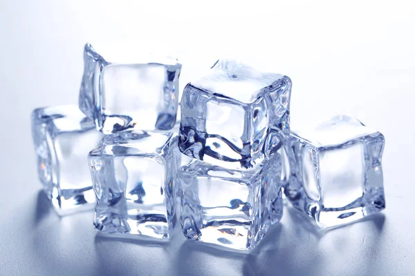 Kostky ledu izolované na bílém — Stock fotografie