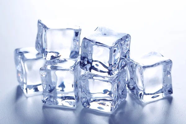 Cubitos de hielo aislados en blanco — Foto de Stock