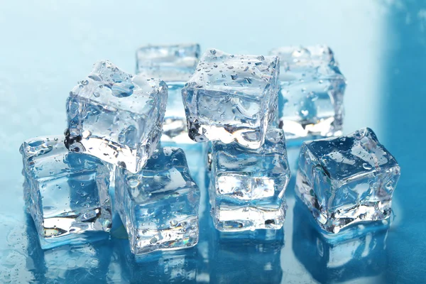 Cubos de gelo em azul — Fotografia de Stock