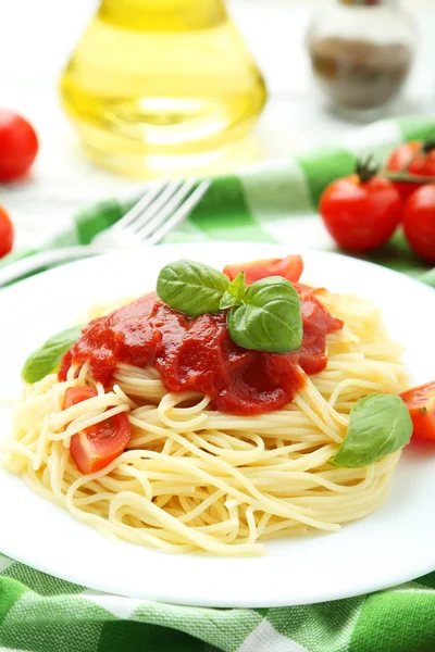 Spaghetti med tomater och basilika — Stockfoto