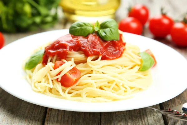 Spaghetti with tomatoes and basil — Stock Photo, Image