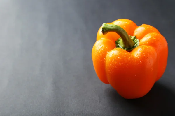 Pimenta laranja com gotas de água — Fotografia de Stock