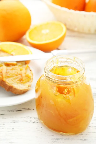 Brot mit Orangenmarmelade — Stockfoto