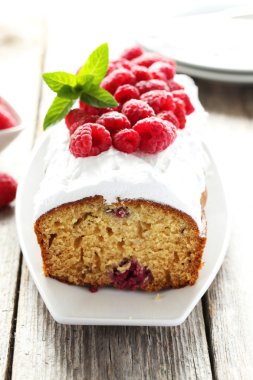 frambuazlı pasta plaka üzerinde