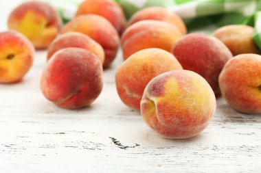 Olgun şeftali meyve