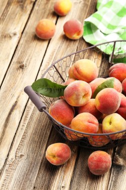 Olgun şeftali meyve sepeti