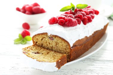 frambuazlı pasta plaka üzerinde