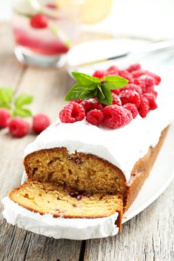 frambuazlı pasta plaka üzerinde