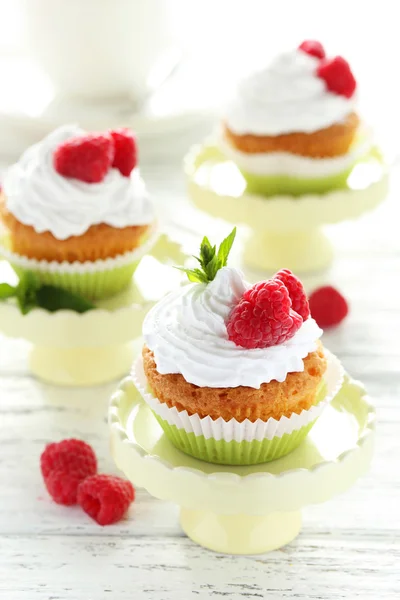 Cupcakes de frambuesa en pie de pastel — Foto de Stock