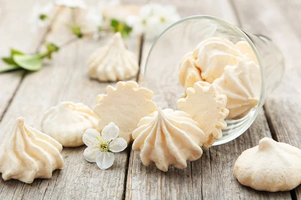 Franse meringue cookies met glas — Stockfoto
