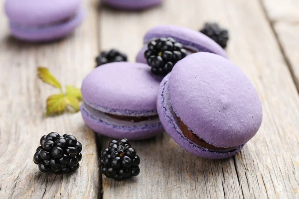 Sabrosos macarrones morados con moras — Foto de Stock