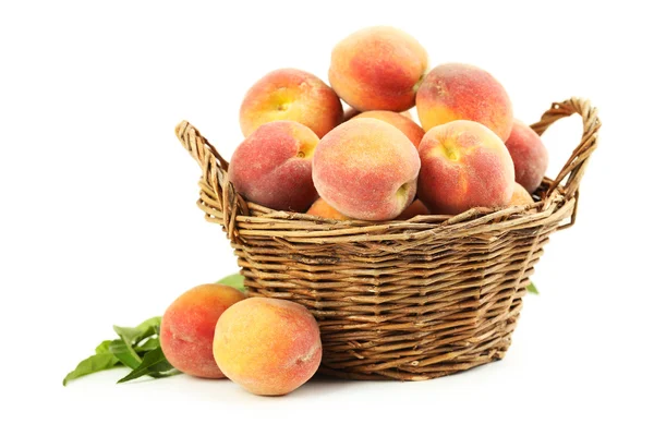 Färsk persika frukt i korg — Stockfoto