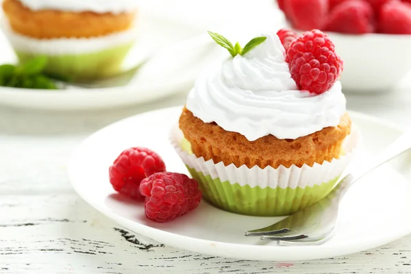 Hallon cupcakes på tallrik — Stockfoto