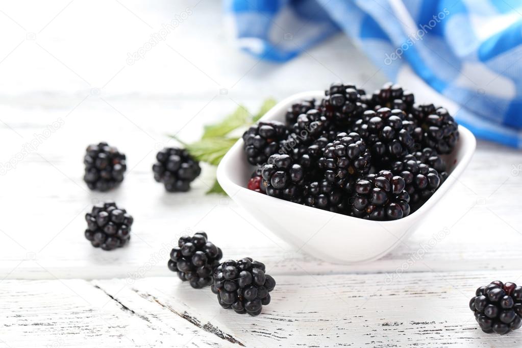 Beautiful ripe blackberries in bowl