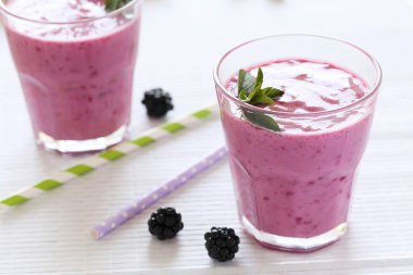 BlackBerry yüzlü gözlüklü