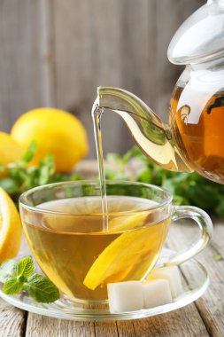 çay bir fincan çay dökülen