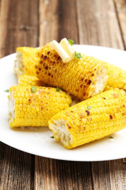 Taze lezzetli ızgara mısır tereyağı ile