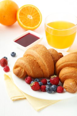 Lezzetli taze kruvasanlar çilek ile