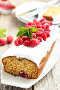 frambuazlı pasta plaka üzerinde