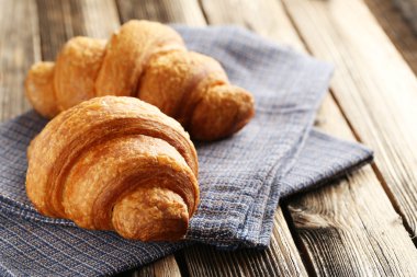 Kahvaltı için lezzetli ay çöreği