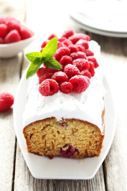 frambuazlı pasta plaka üzerinde