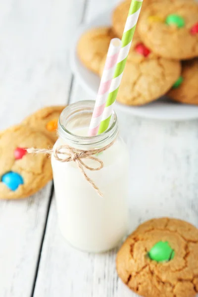 Cookies med färgglada karameller på tallrik — Stockfoto
