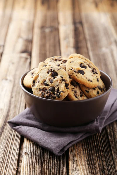 Chocolate chip cookies in bowl — Stock Photo, Image