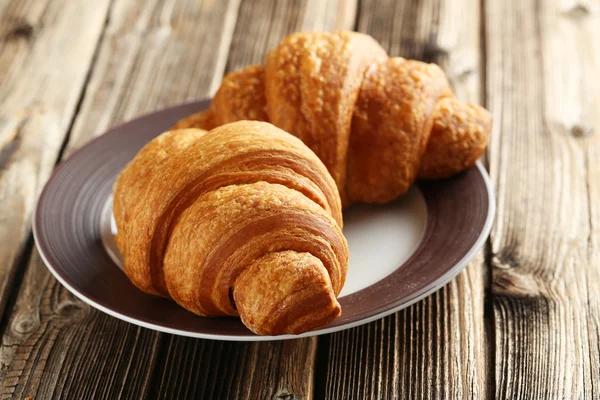 Croissants saborosos na placa — Fotografia de Stock