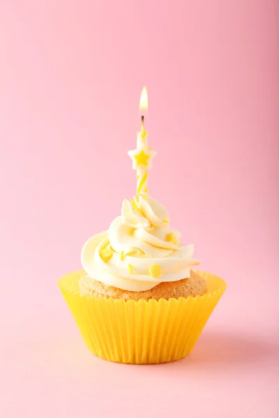Sabroso cupcake con vela — Foto de Stock