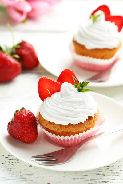 Tasty cupcakes with fresh strawberries — Stock Photo, Image