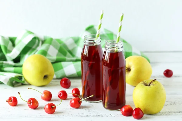 Gläser Kirschsaft mit Äpfeln — Stockfoto