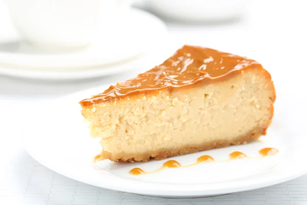 Bolo de queijo de caramelo fresco e saboroso — Fotografia de Stock