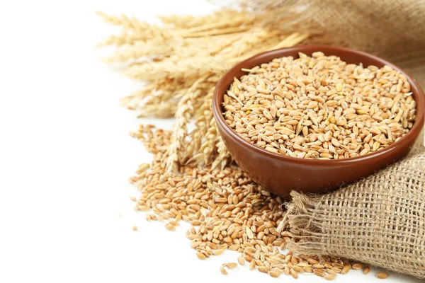 Orelhas de trigo e tigela de grãos de trigo — Fotografia de Stock