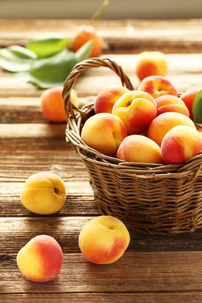 Čerstvé meruňky v košíku — Stock fotografie