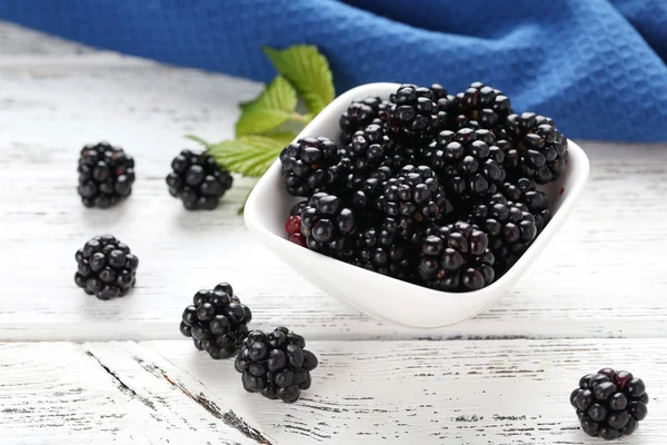 在碗里的美丽成熟黑莓 — 图库照片