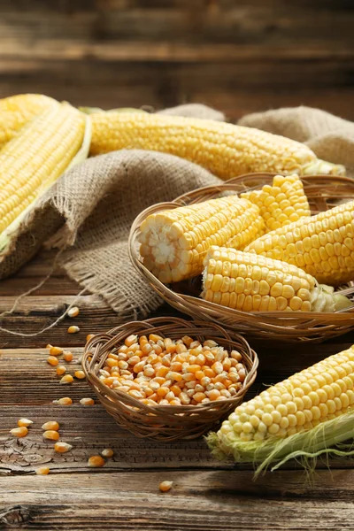 Espigas de milho na cesta — Fotografia de Stock