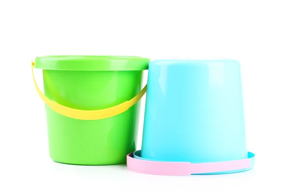 Plastové kbelíky na bílém pozadí — Stock fotografie
