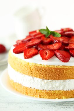 tatlı kek çilek ile