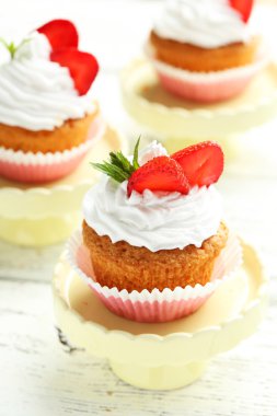 Lezzetli kek çilek ile