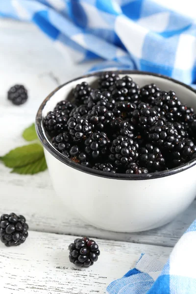 Raw ripe blackberries — Stock Photo, Image