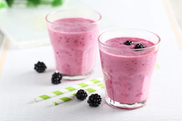 BlackBerry smoothie in glazen — Stockfoto