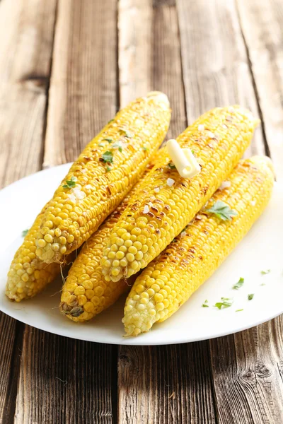 Taze lezzetli ızgara mısır tereyağı ile